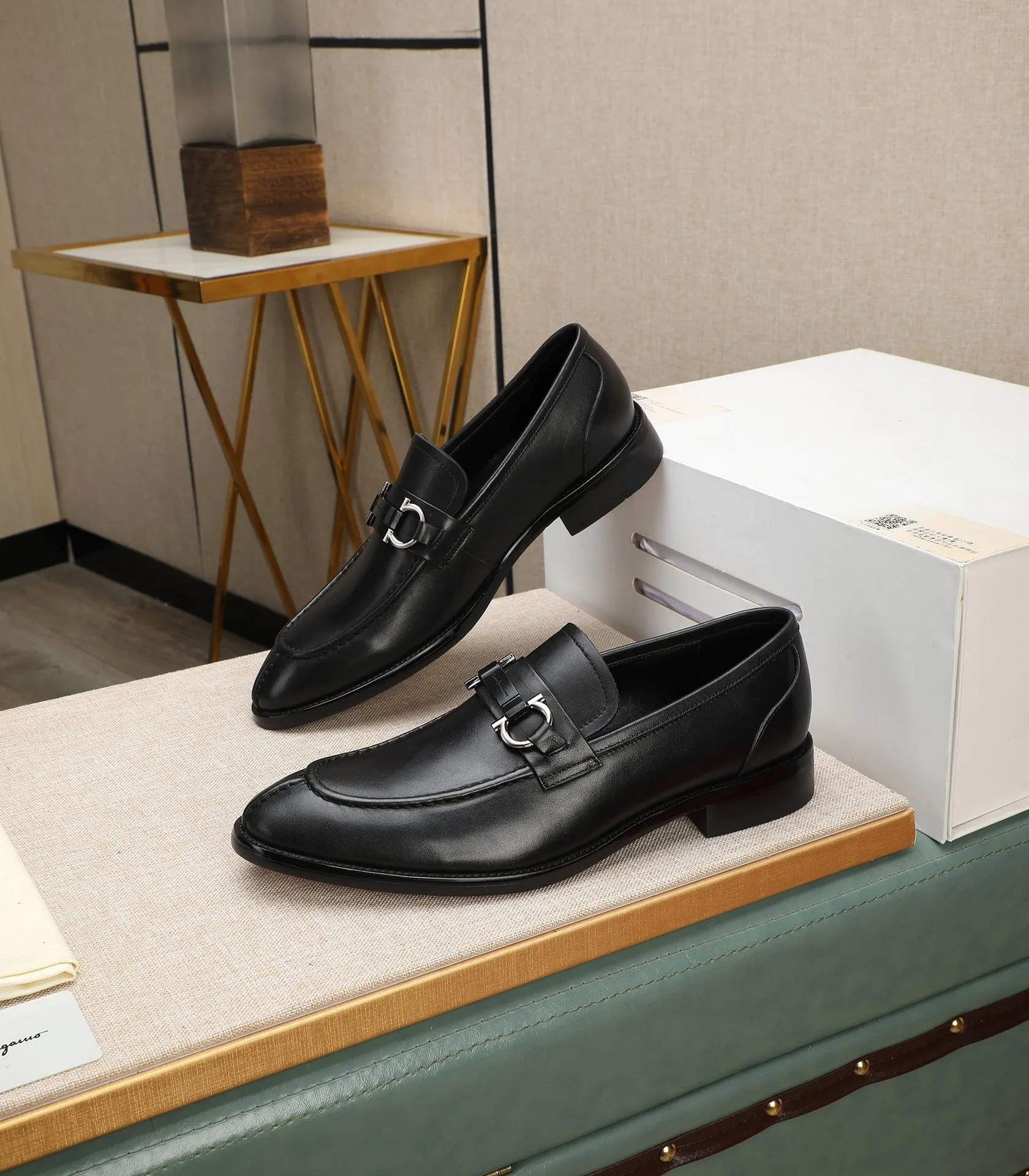 Men's shoes 💰540📛📛(water-dyed cowhide) Salvatore Ferragamo high-end (Salvatore Ferragamo) is the world's top luxury footwear brand. It comes from the fashion kingdom of Italy and is famous all over the world for its traditional handmade design and novel styles...🚶🏻🚶🏻New suit shoes are available simultaneously at the counter. This model is purely handmade. The fabric is imported from Italy's original first-layer cowhide. Soft water-dyed cowhide lining. Original authentic outsole🌀🌀Size: 38➖44 (45 customized)